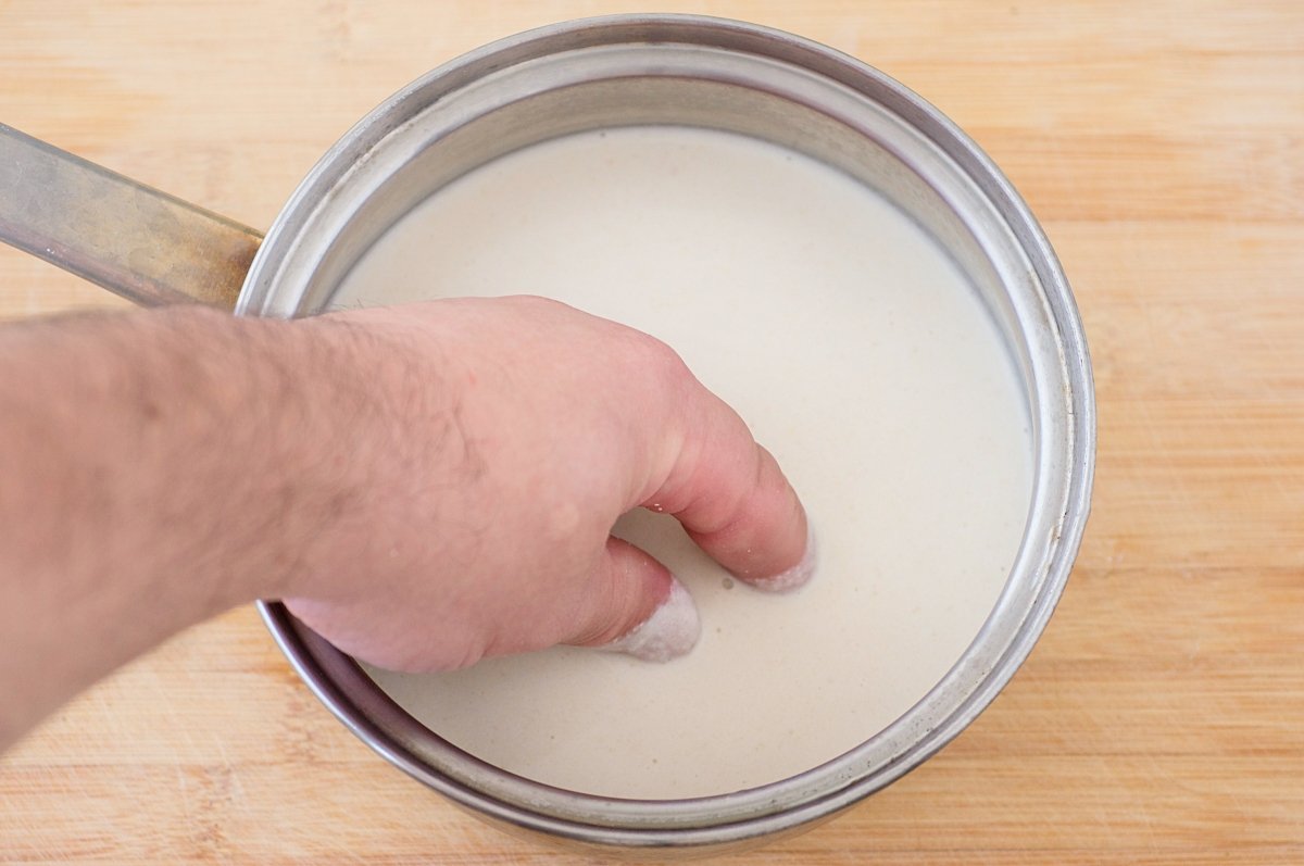 Mezclar la masa para dosa