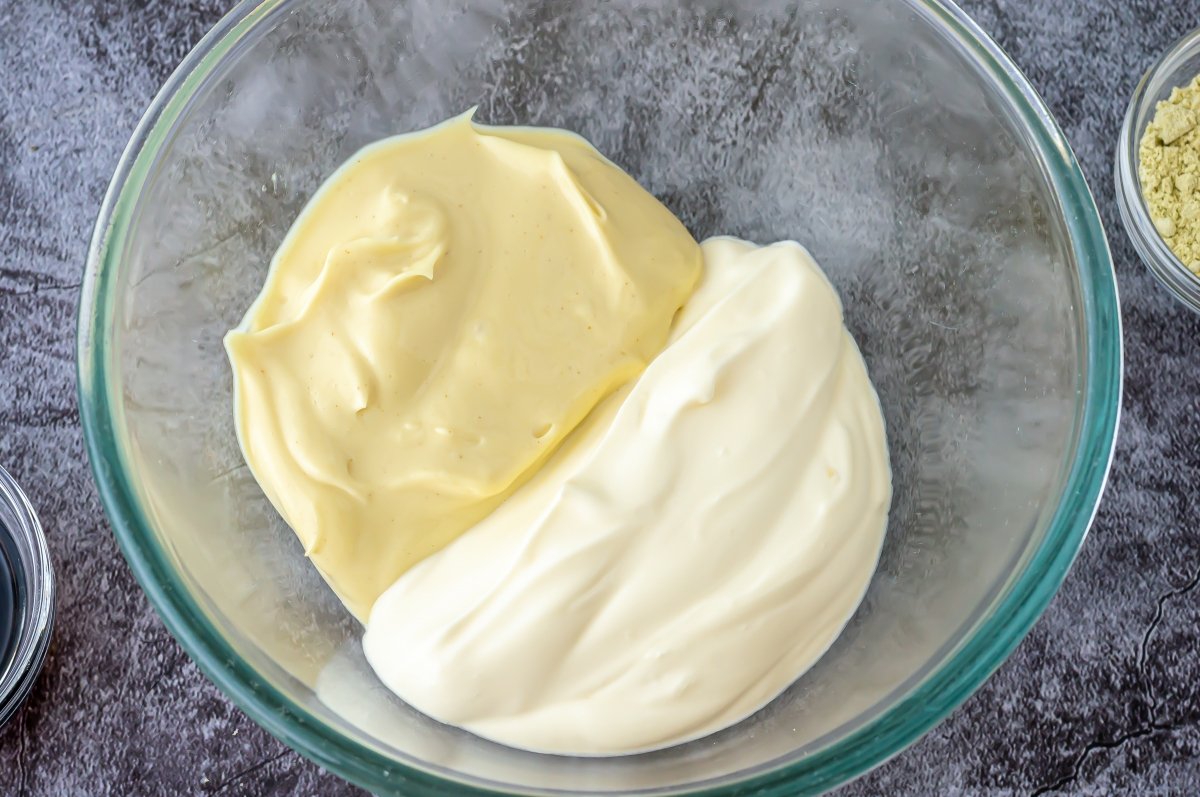 Mezclar la mayonesa con la crema de la salsa wasabi