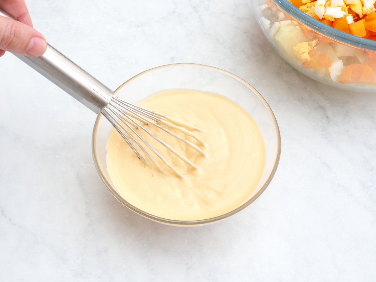 Mezclar la mayonesa con la salsa del escabeche