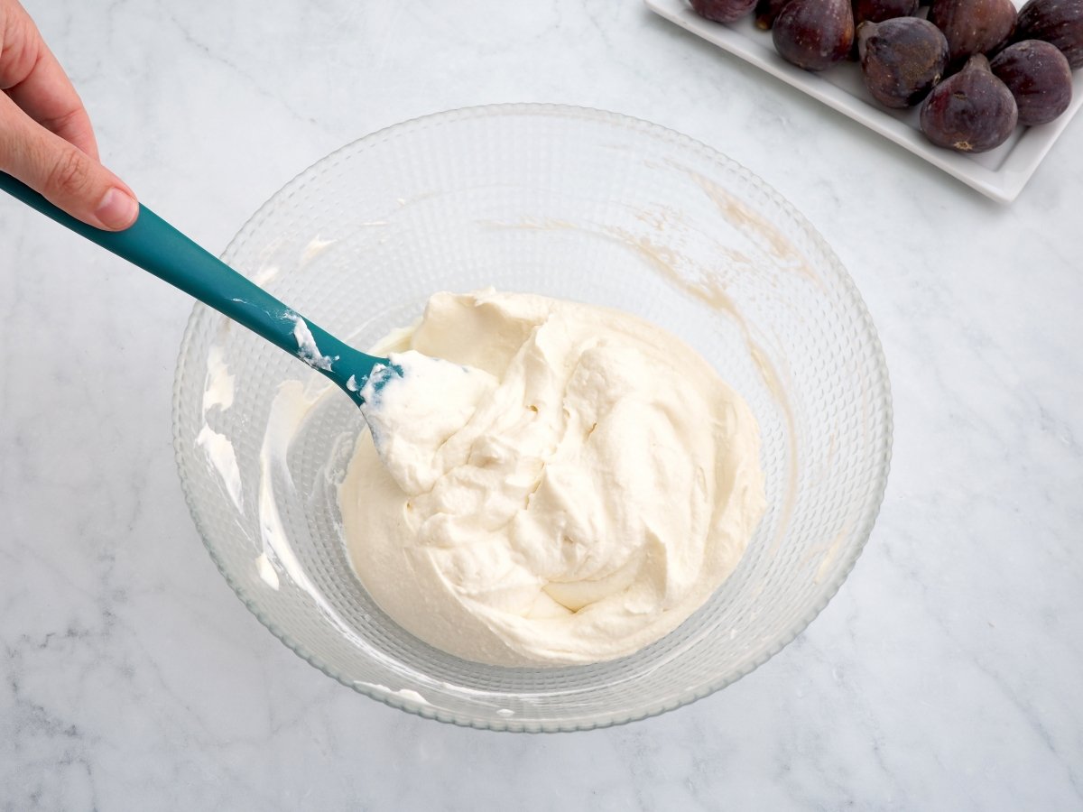 Mezclar la nata montada con el mascarpone