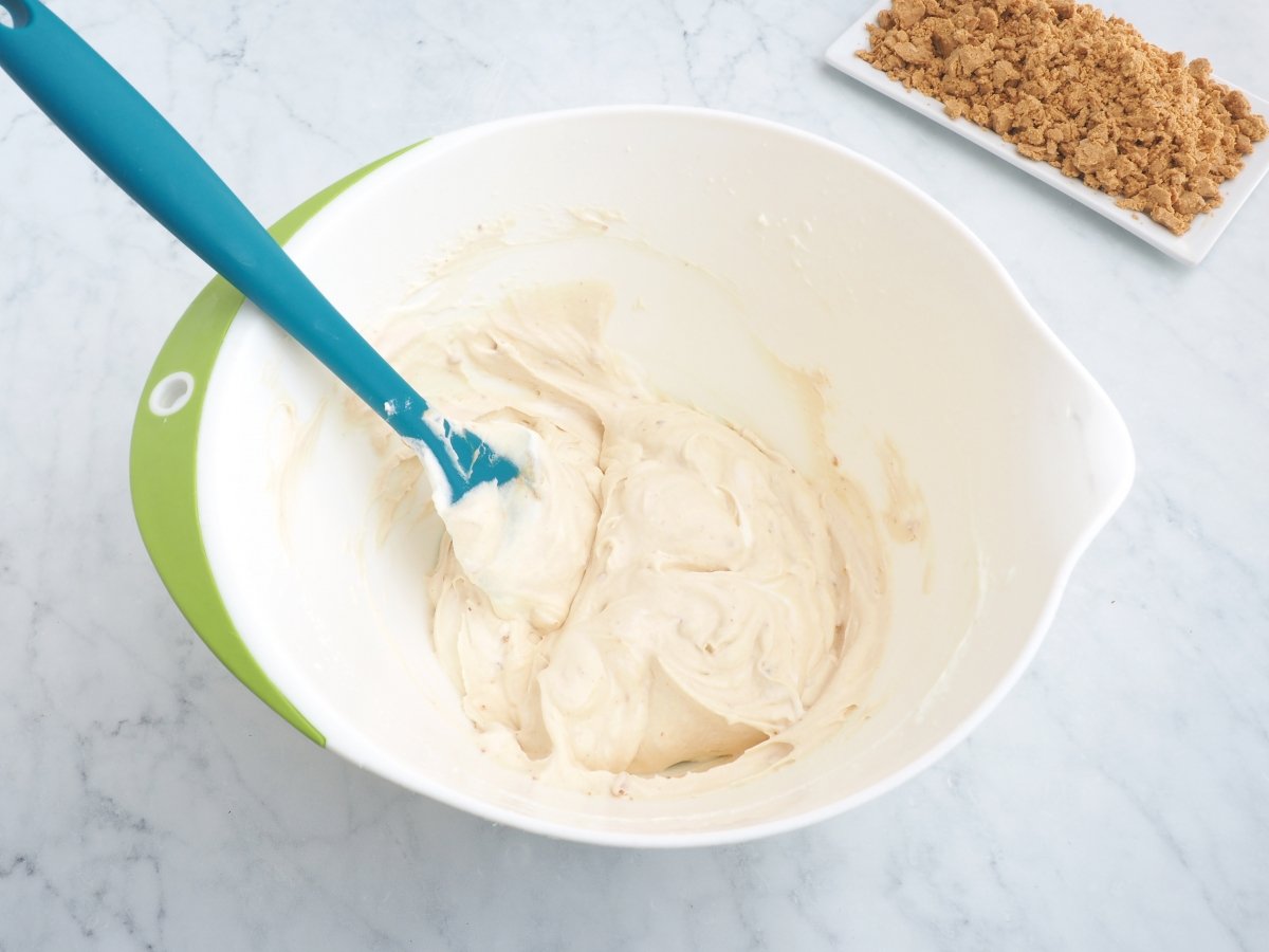 Mezclar la nata montada con la crema de turrón