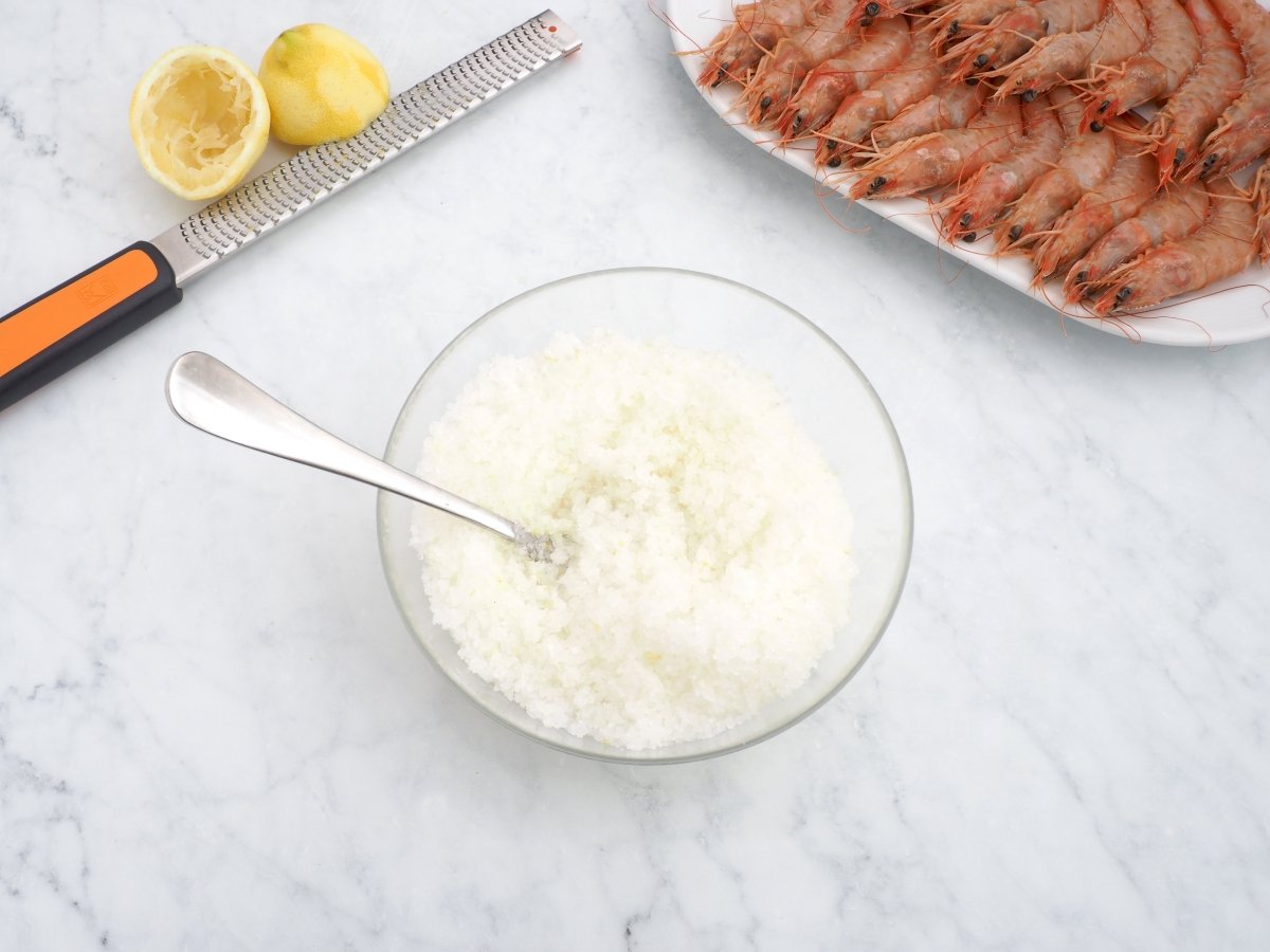 Mezclar la sal gruesa con el zumo de limón