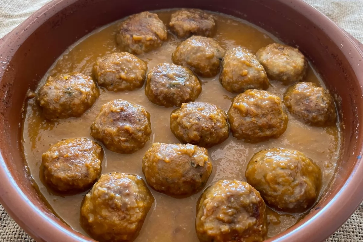 Albóndigas en salsa española al horno 13 Mezclar la salsa con las albóndigas