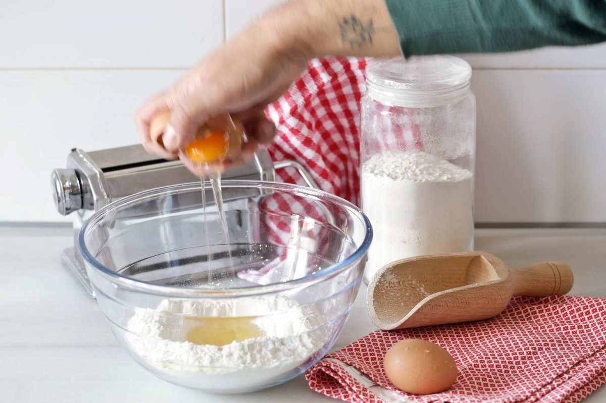 Mezclar la semola, la sal y los huevos