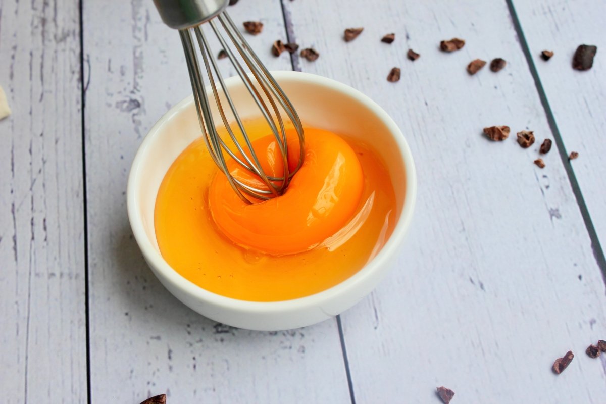 Mezclar la yema de huevo con la miel