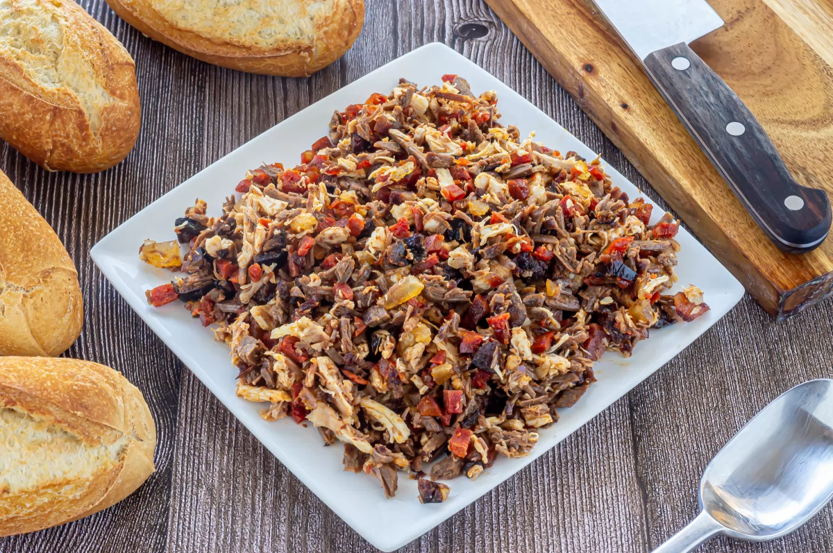 Montadito de pringá 3 Mezclar las carnes para hacer la pringá