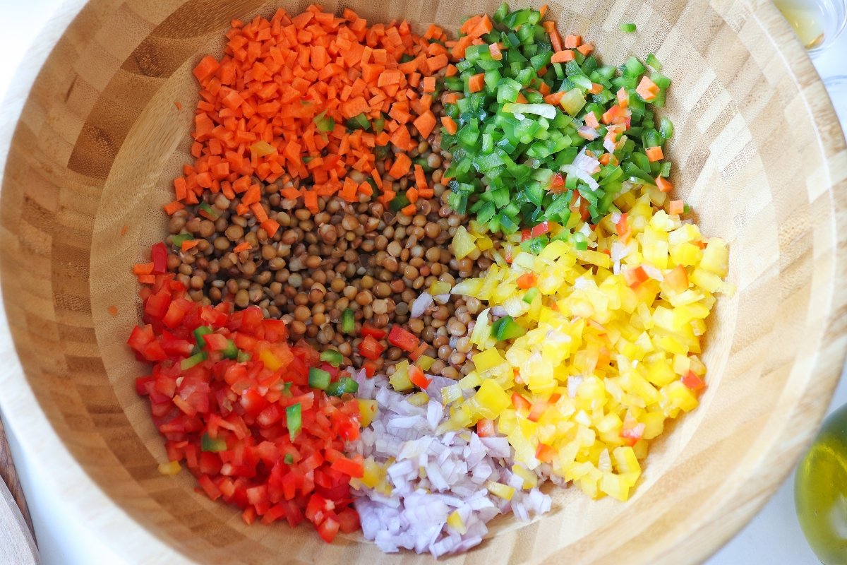 Mezclar las lentejas con las verduras para la ensalada de lentejas