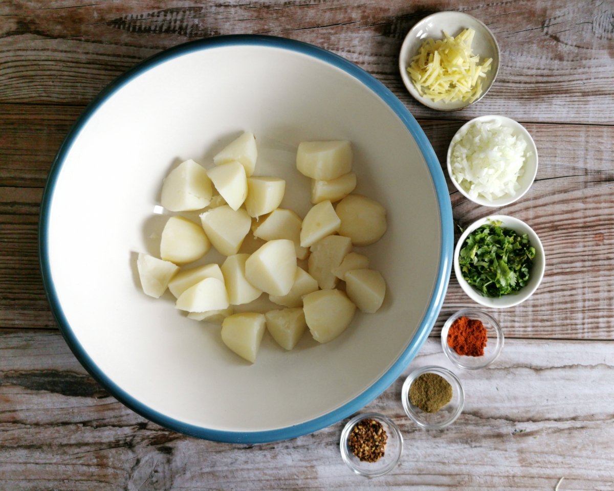 Mezclar las patatas pisadas con los ingredientes del relleno