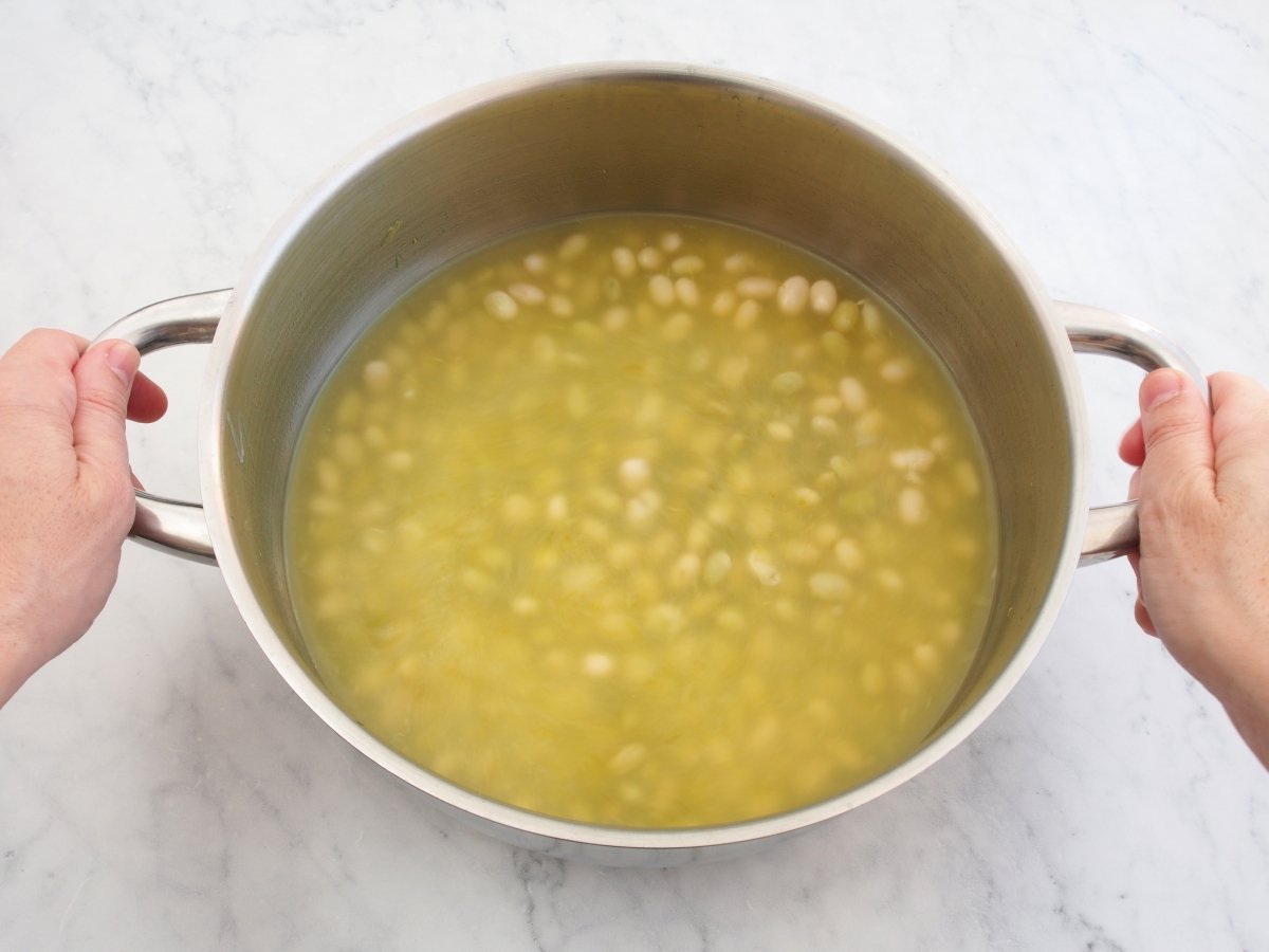 Mezclar las pochas con las verduras trituradas para las pochas con almejas