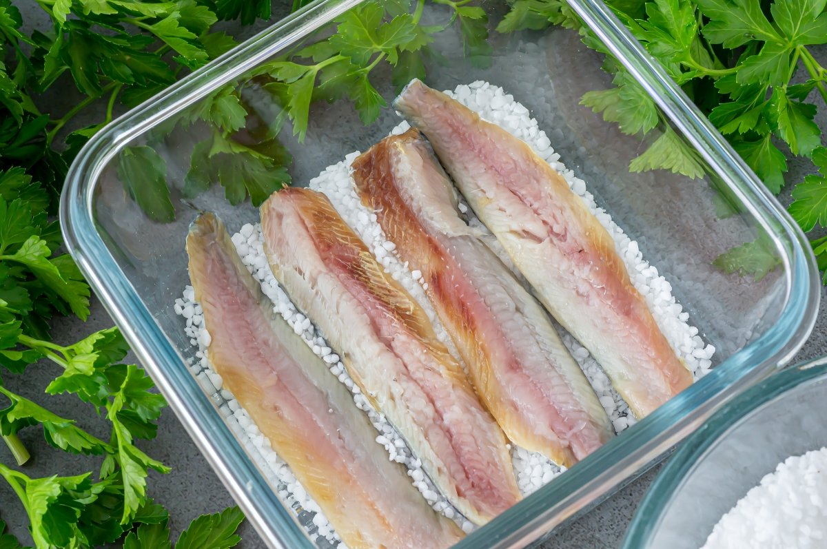 Mezclar las sardinas con la marinada para ahumarlas
