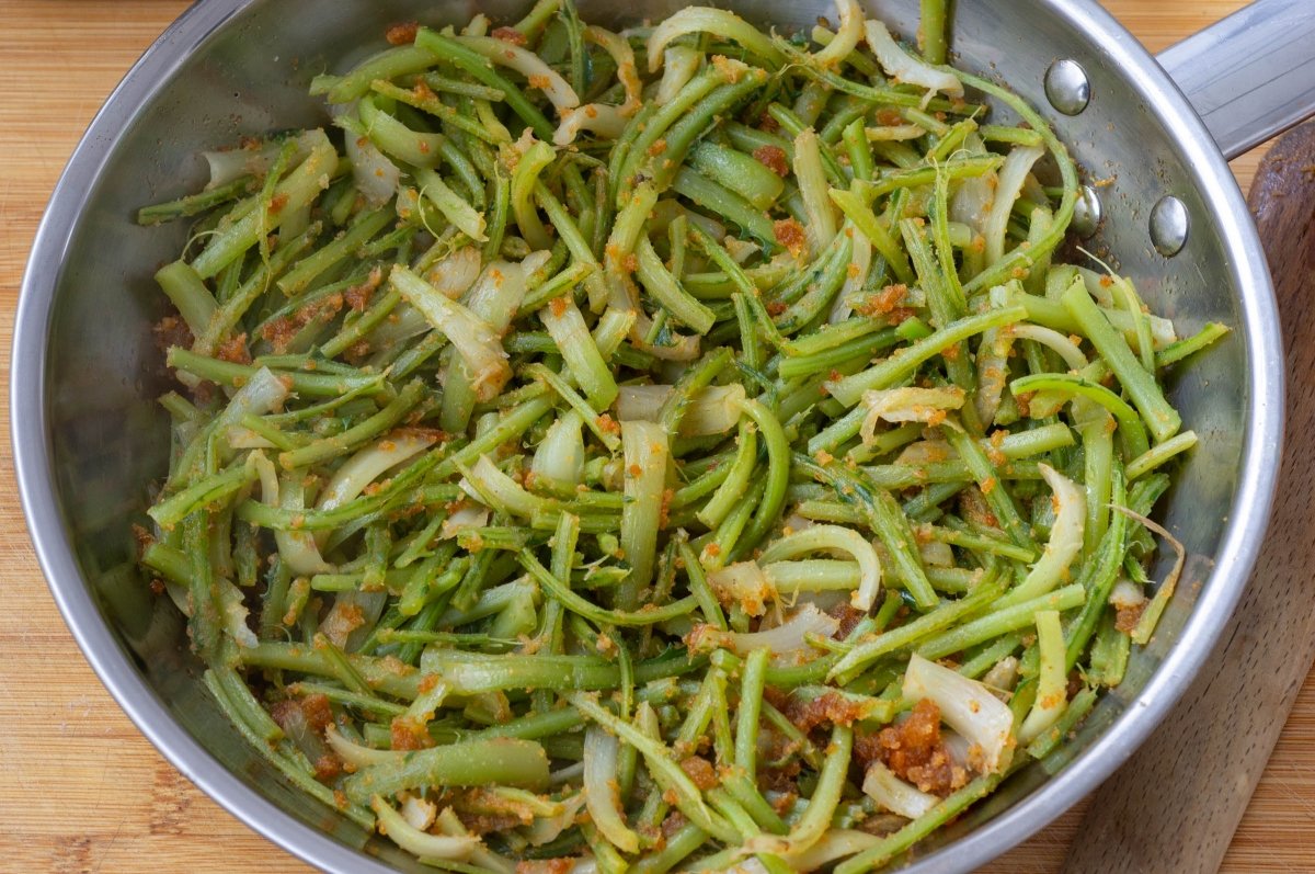 Mezclar las tagarninas con el majado de la esparragada