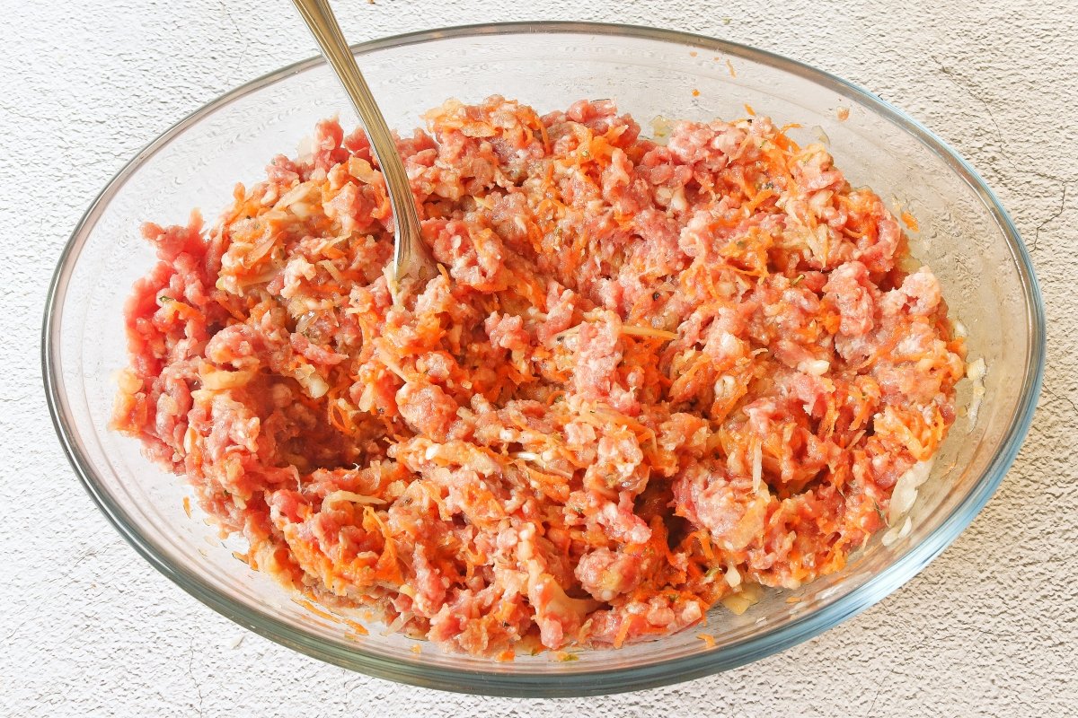 Mezclar las verduras con la carne picada para la boloñesa de los canelones en freidora de aire