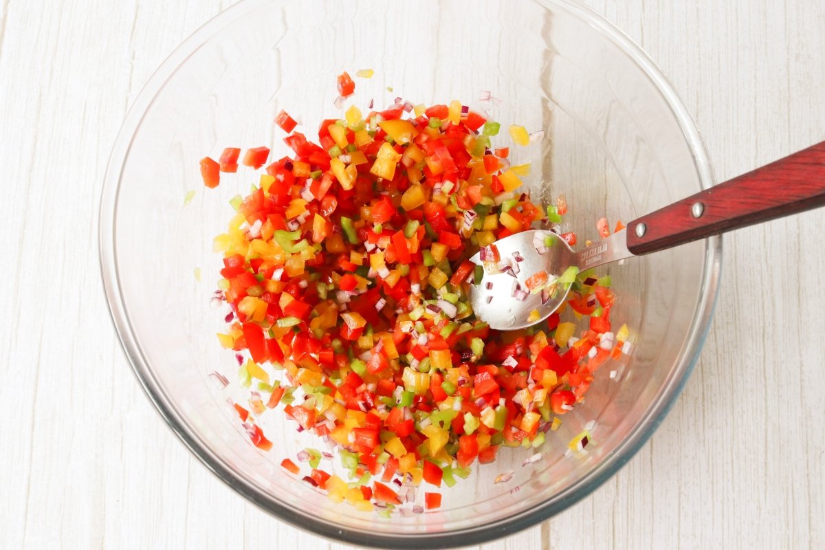 Mezclar las verduras en un bol para la ensalada de pulpo