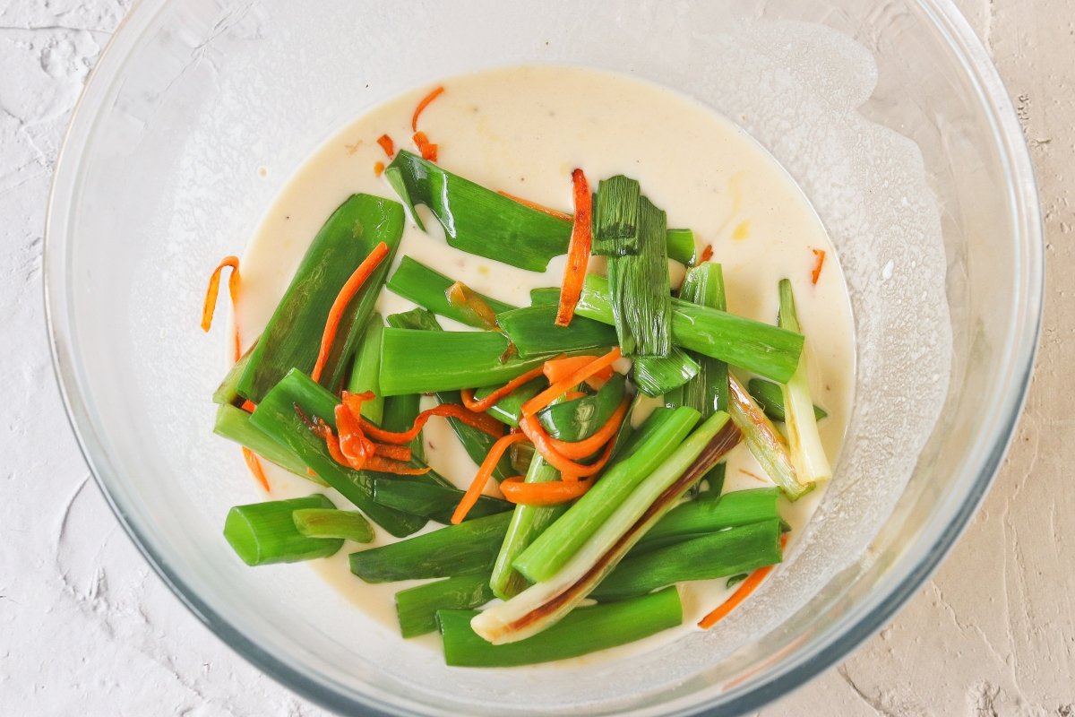 Mezclar las verduras salteadas con la masa del pajeon