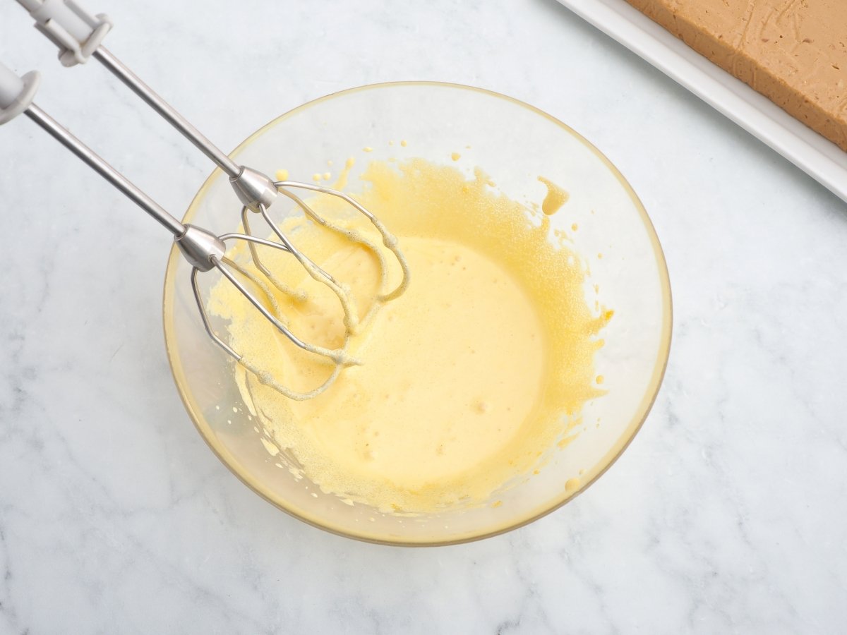 Mezclar las yemas con el azúcar para el semifrío