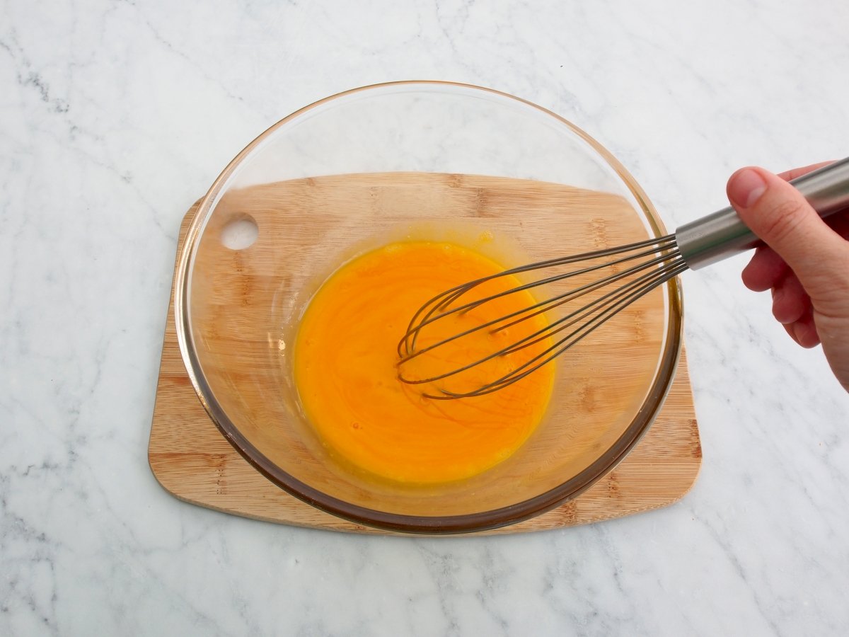 Mezclar las yemas para la crema de yema de las rosquillas de Alcalá