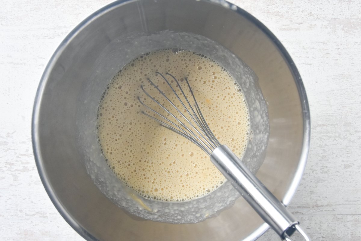 Mezclar los dos tipos de azúcar con la mantequilla