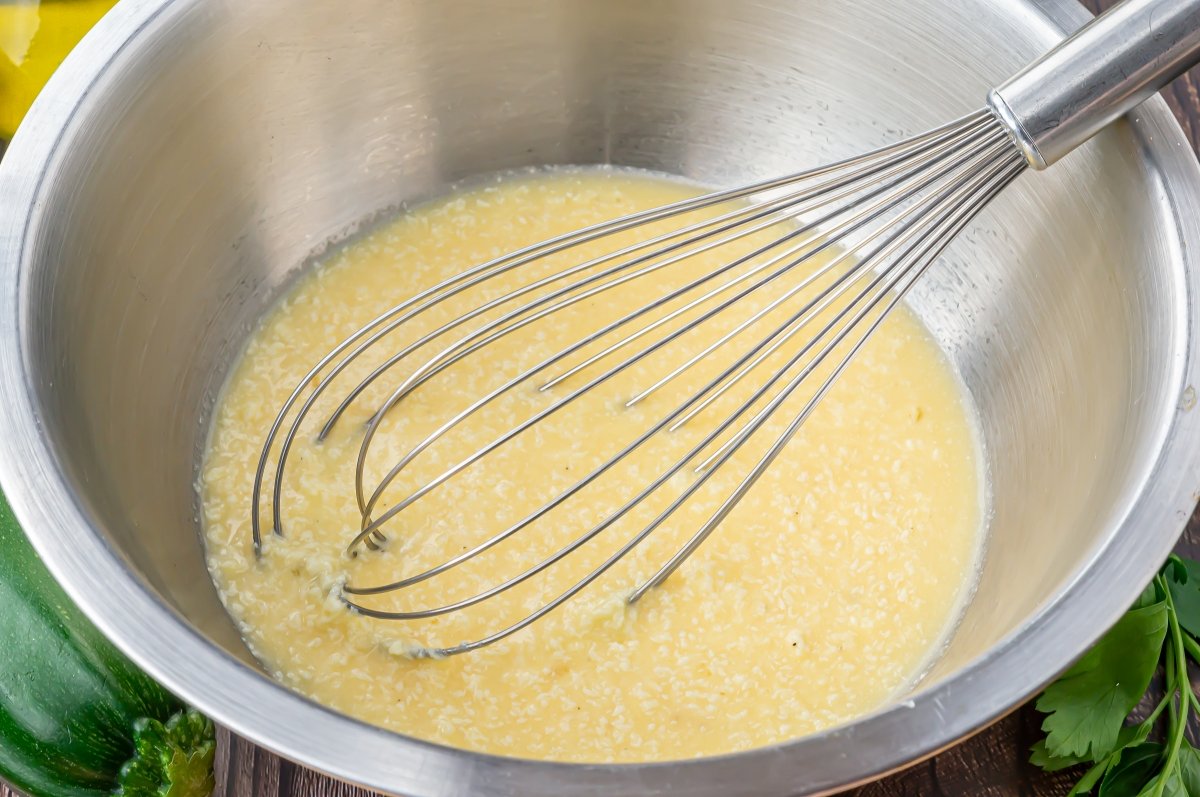 Mezclar los huevos con la nata para el pastel de calabacín
