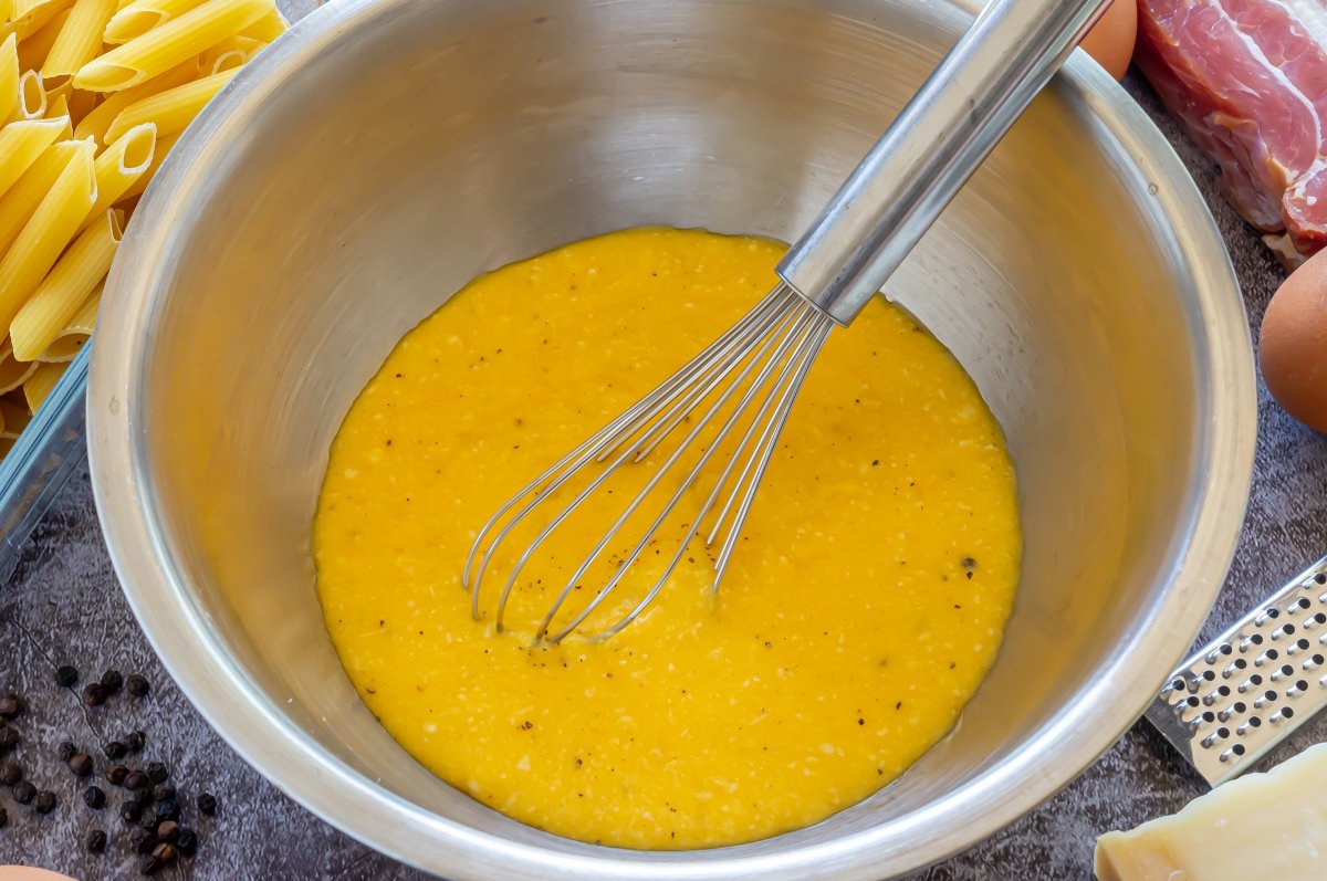 Mezclar los huevos con pimienta y queso