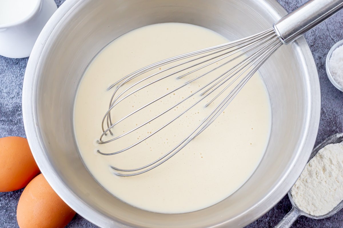 Mezclar los huevos, una parte de la leche y la harina