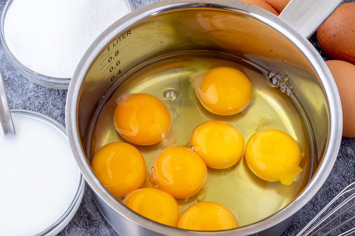 Mix the ingredients of the yolk cream