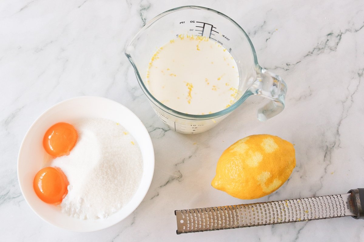 Mezclar los ingredientes de la crema pastelera para los galos