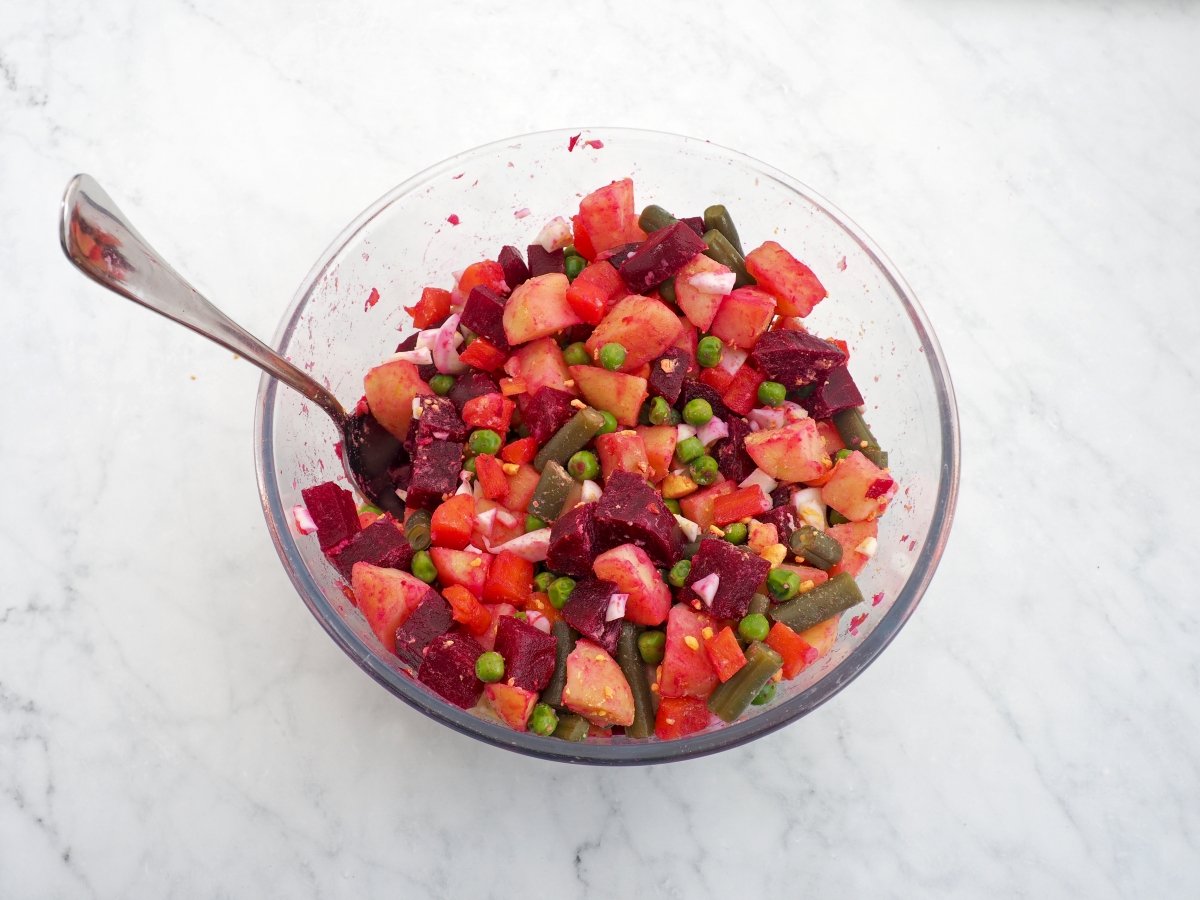 Mezclar los ingredientes de la ensalada rusa peruana
