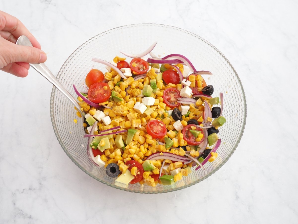 Mezclar los ingredientes de la ensalada