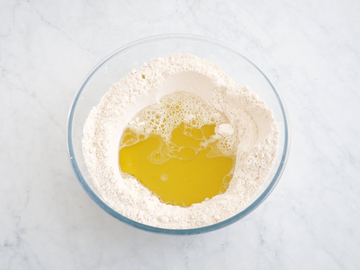 Mezclar los ingredientes de la masa de la empanada