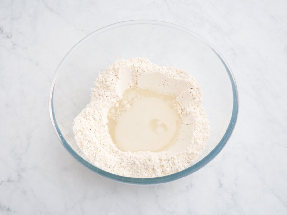 Mezclar los ingredientes de la masa de las empanadas