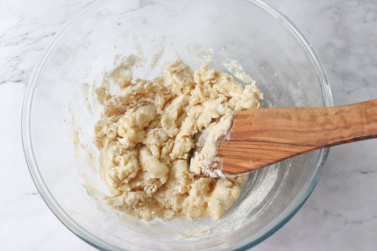 Mezclar los ingredientes de la masa de las galletitas saladas