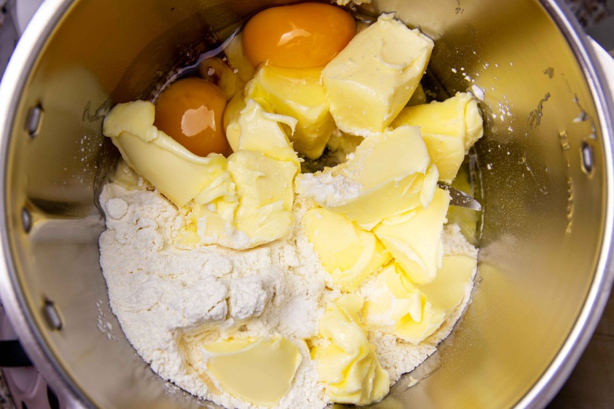 Mix the ingredients of the dough for the tea cakes