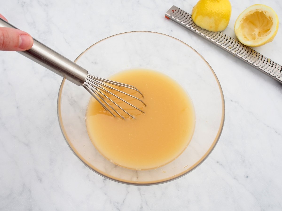 Mezclar los ingredientes de la salsa del pollo al limón al estilo chino