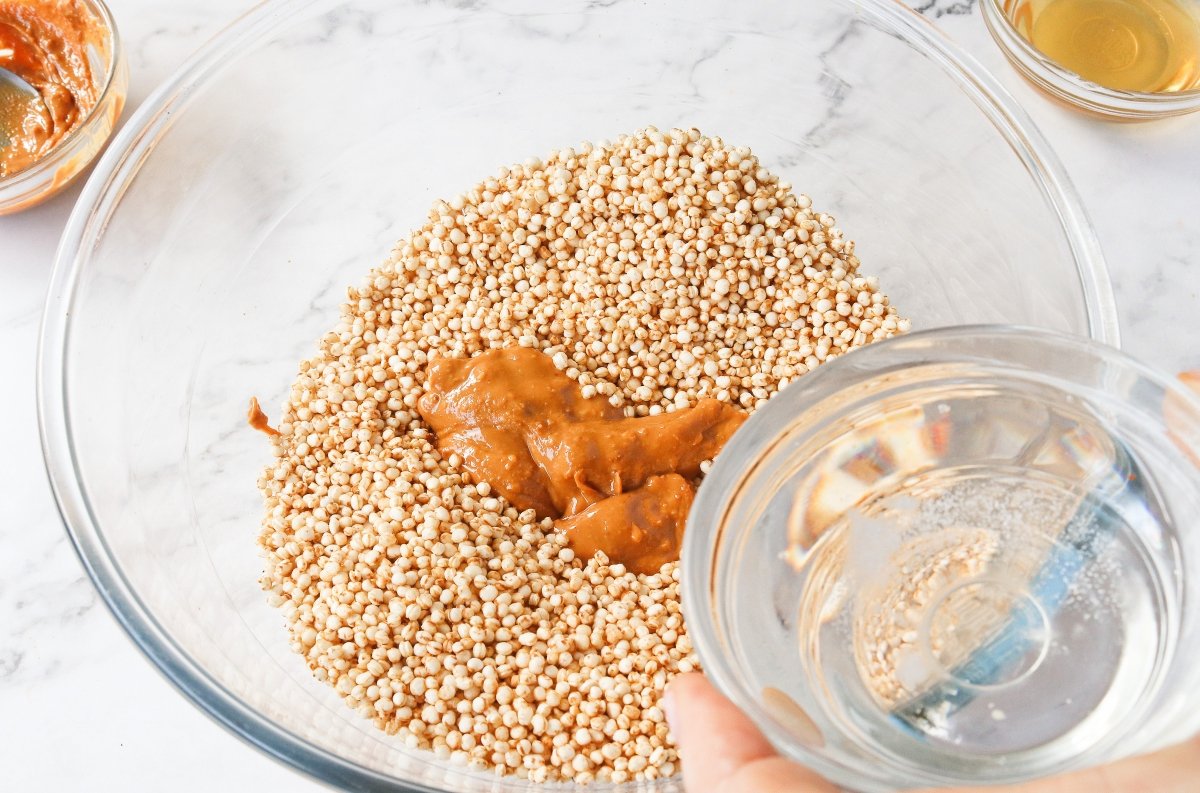 Mezclar los ingredientes de las barritas de quinoa inflada