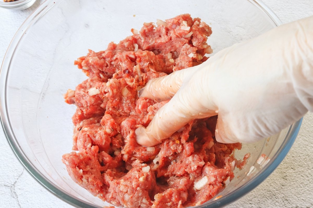 Mezclar los ingredientes de los cevapi
