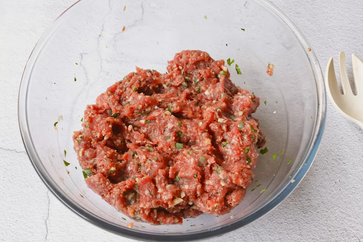 Mezclar los ingredientes de los filetes rusos