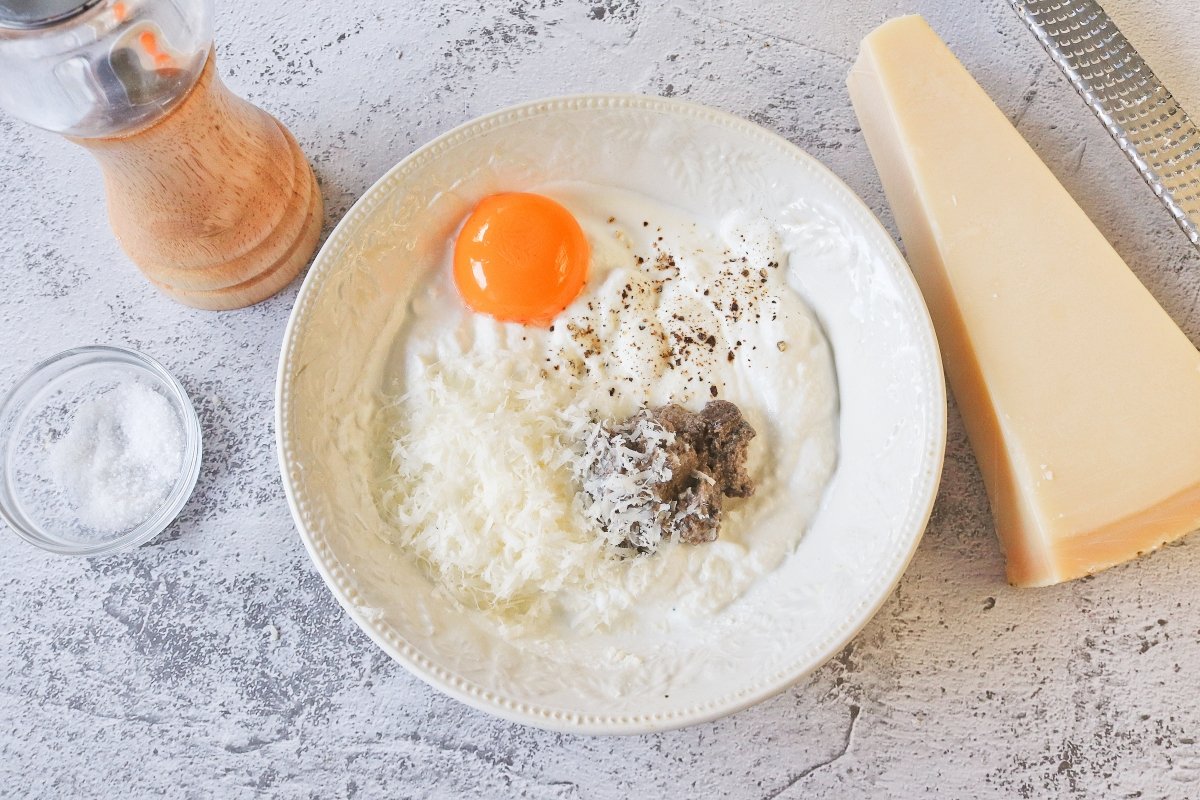 Mezclar los ingredientes del relleno del mezzelune