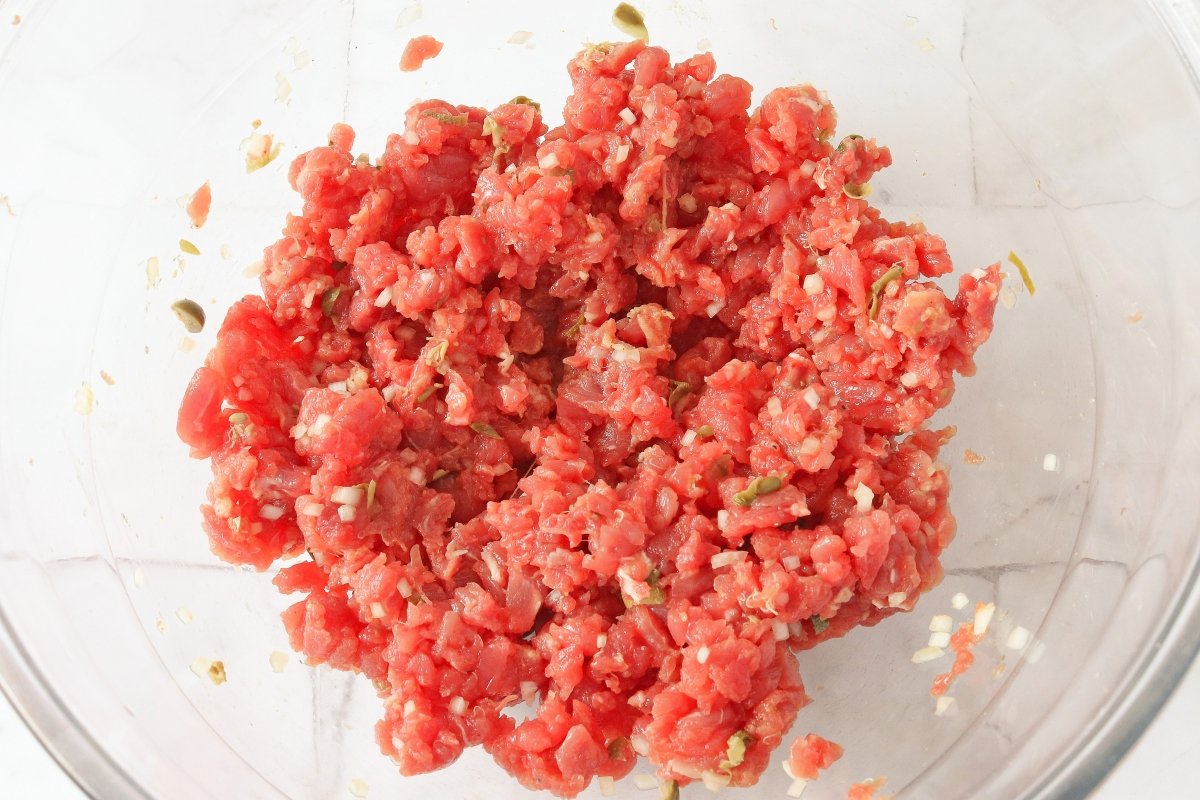 Mezclar los ingredientes del steak tartar