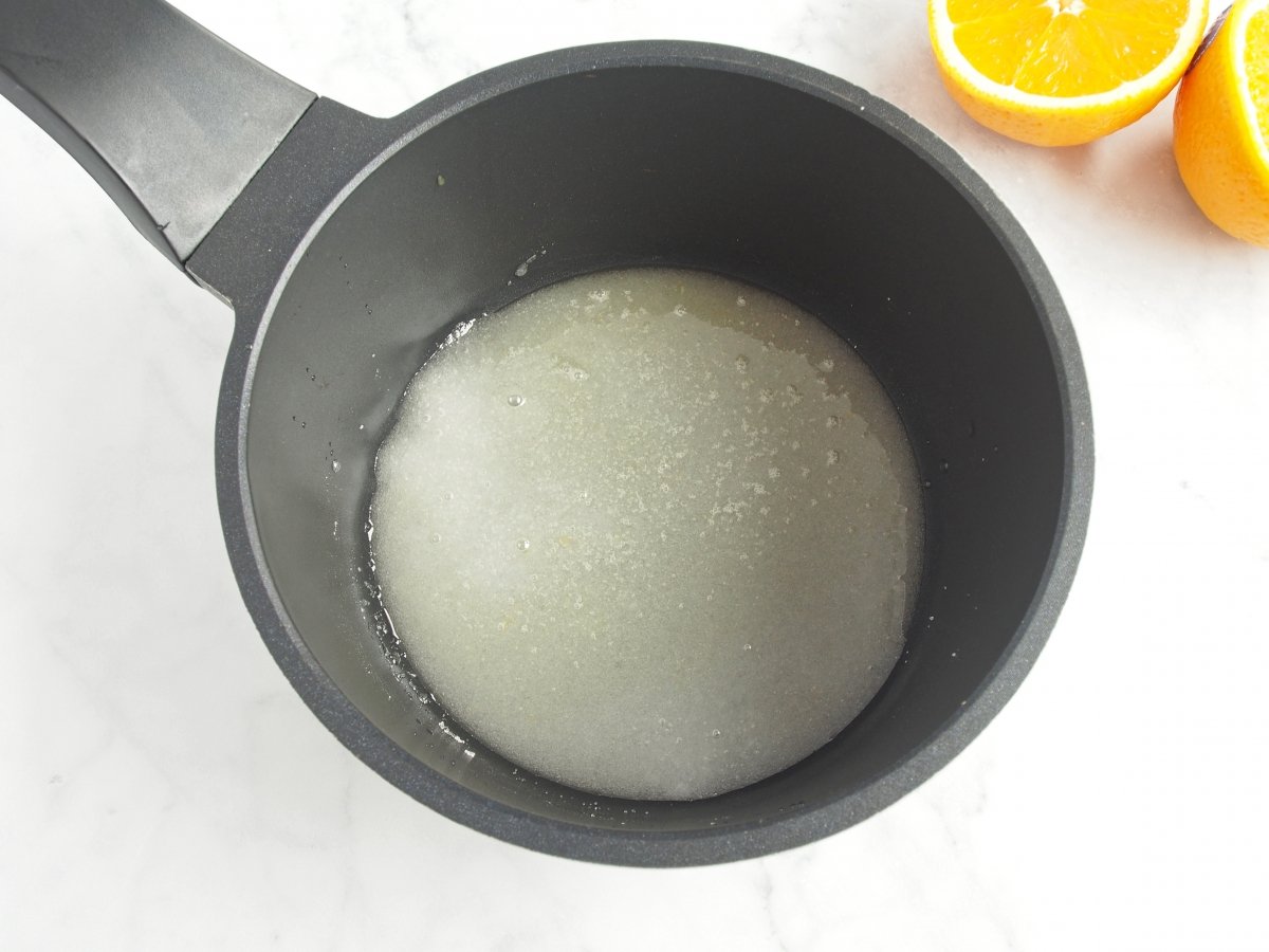 Mezclar los ingredientes para el caramelo del flan de naranja