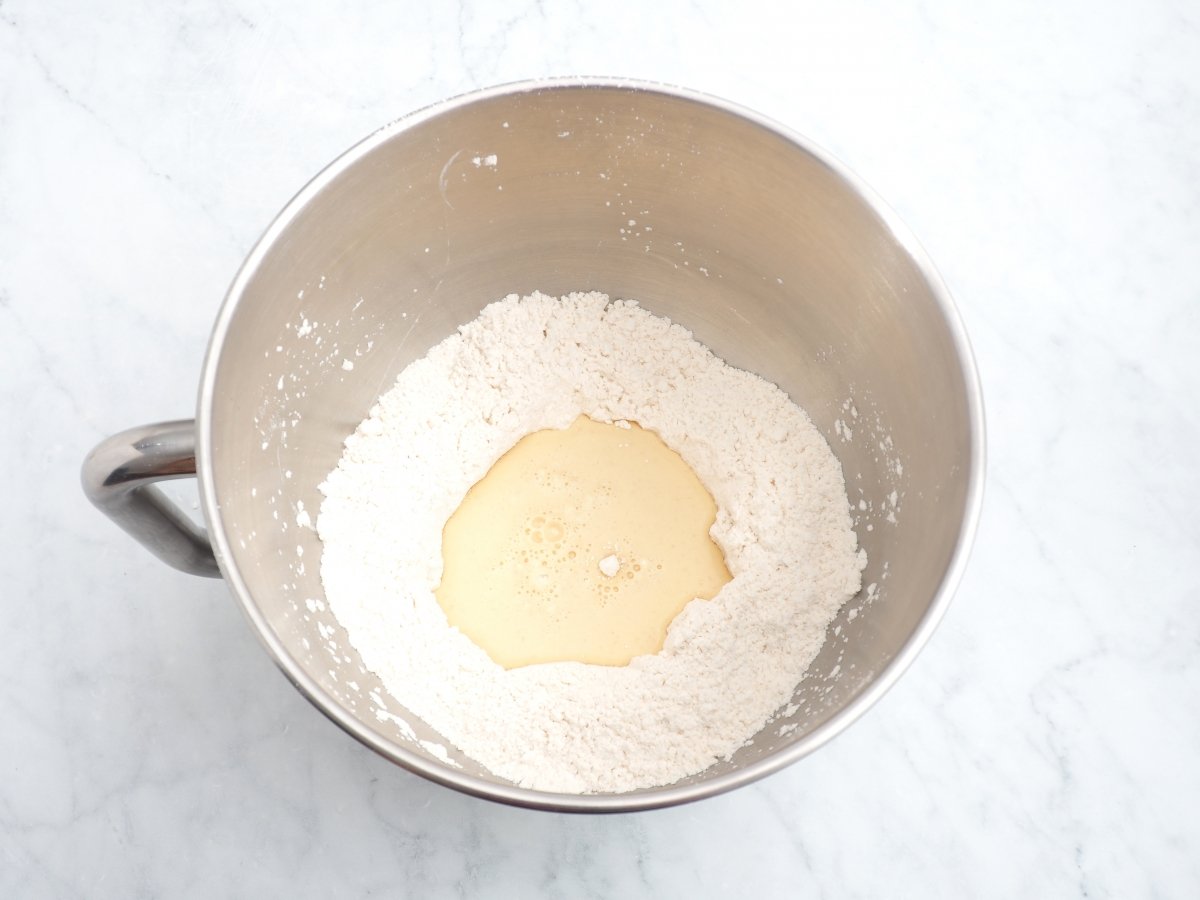 Mezclar los ingredientes secos con los líquidos