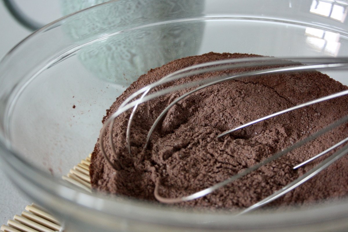 Mezclar los ingredientes secos del mug cake