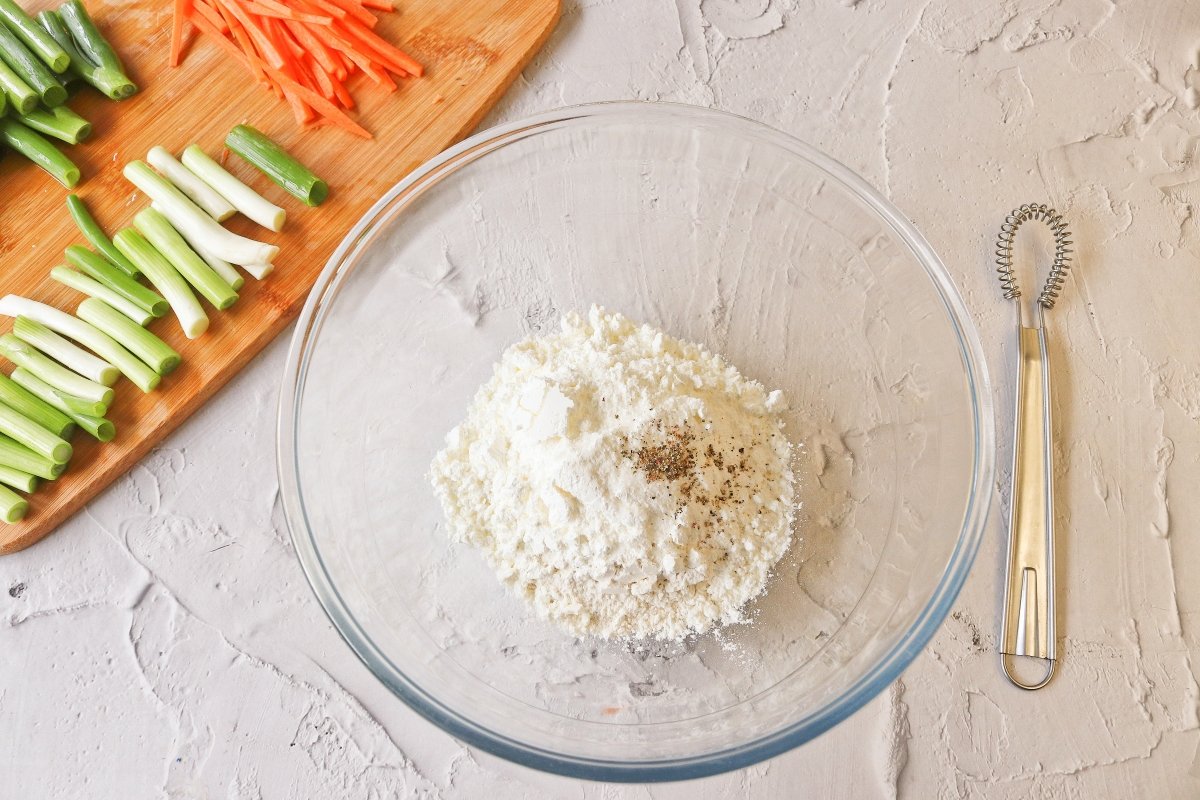 Mezclar los ingredientes secos para la masa del pajeon