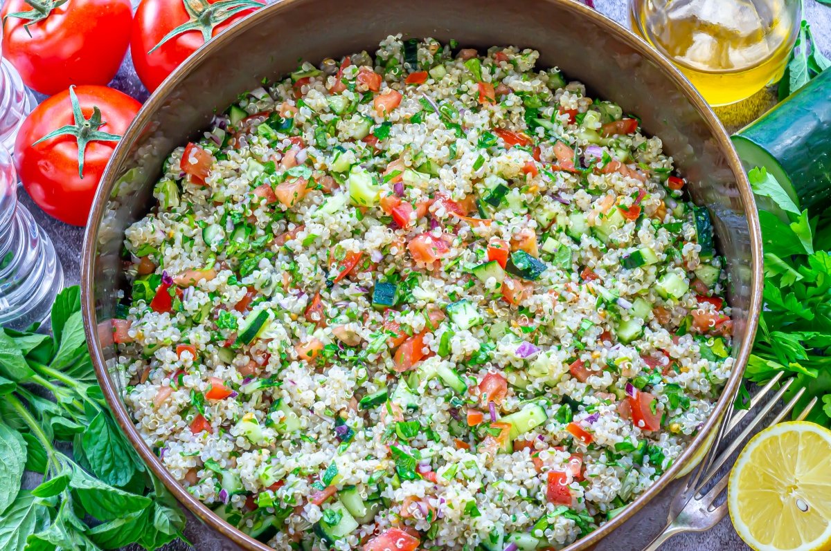 Mezclar los ingredientes y aliñar el tabulé de quinoa