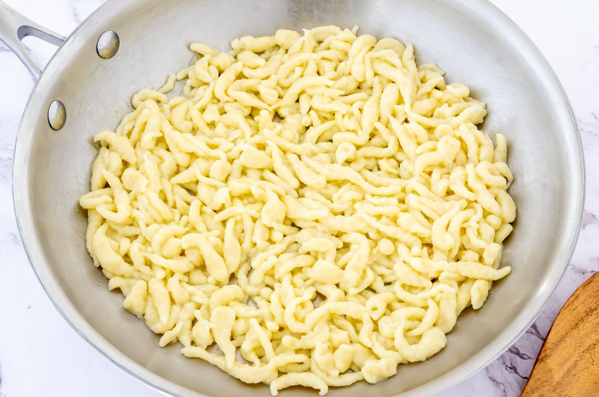 Mezclar los spätzle con la mantequilla