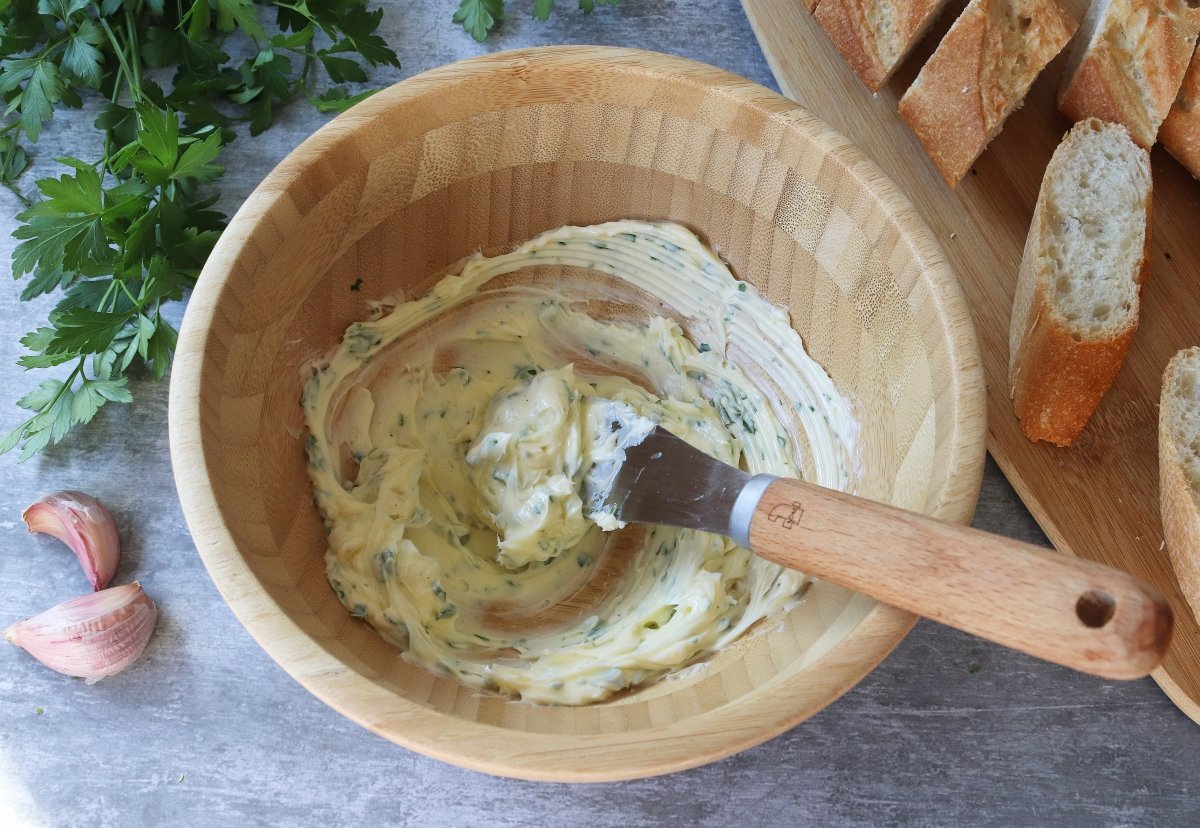 Mezclar mantequilla pan de ajo