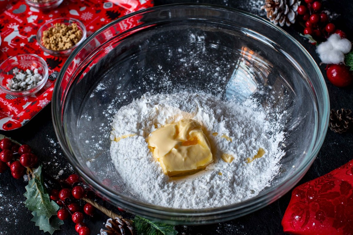 Mezclar mantequilla y azúcar glas para el frosting de los cupcakes navideños