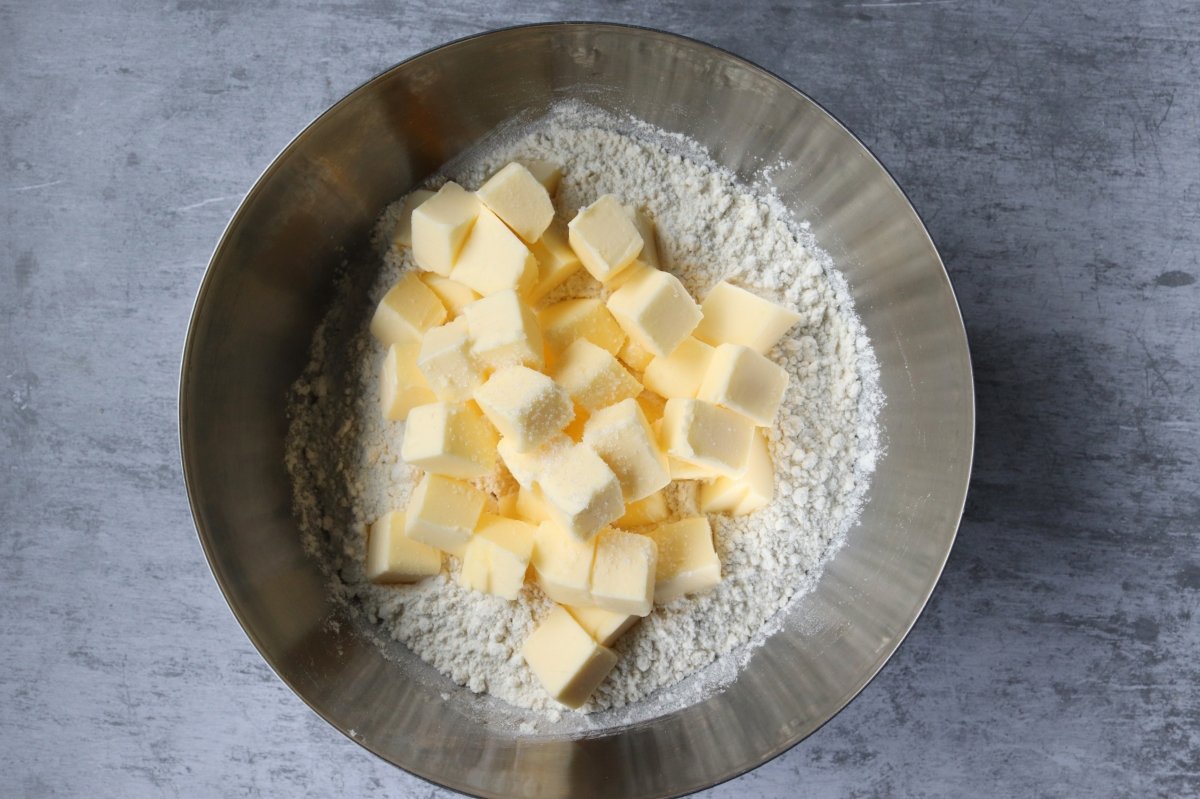 mezclar mantequilla y harina