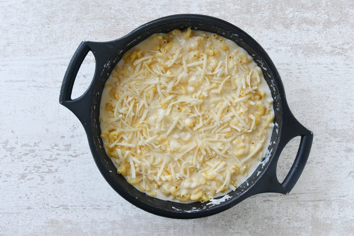 Mezclar parmesano, mantequilla y pan rallado para el gratinado