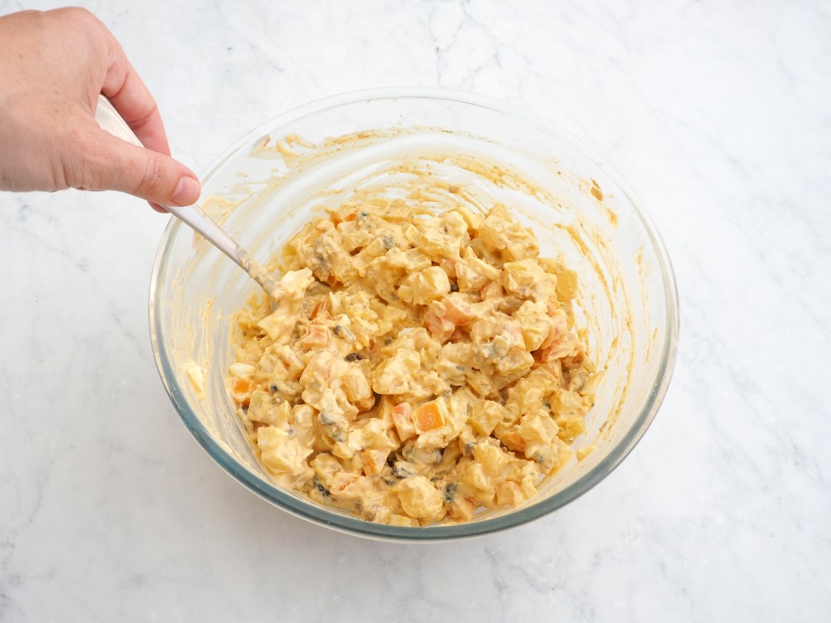Mezclar todos los ingredientes de la ensaladilla de mejillones