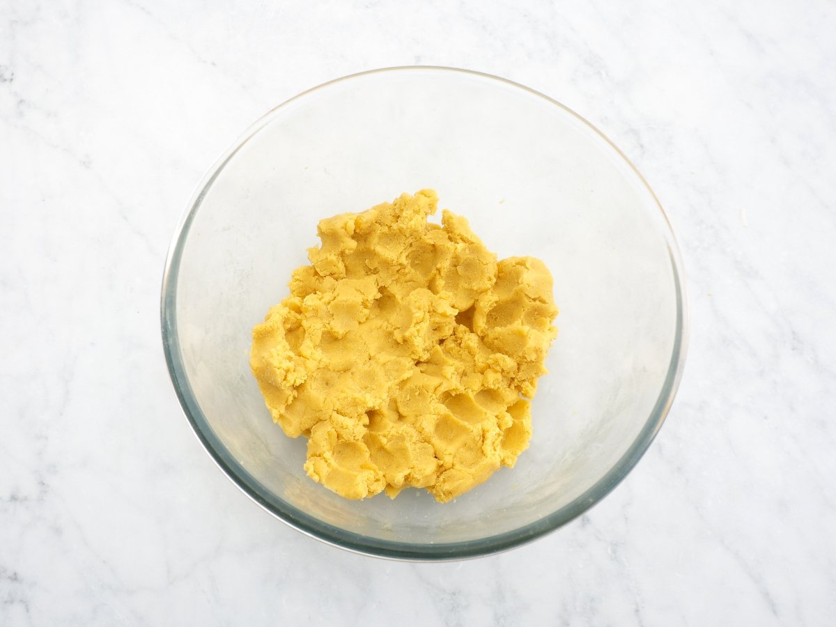 Mezclar todos los ingredientes de la masa de las arepas